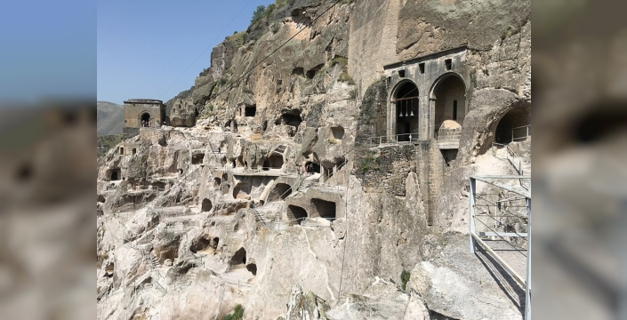 Vardzia: Dağın içinde 13 katlı tarihi şehir