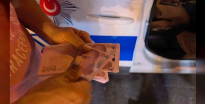 Vatandaş 30 bin TL'li çantayı polise teslim etti
