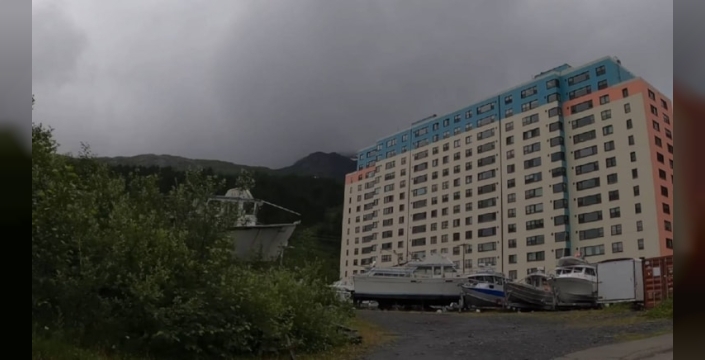 Whittier kasabasında yaşam tek bir binada sürüyor