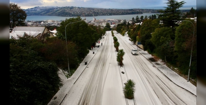 Yeni Zelanda'ya yıllar sonra kar yağdı, Avrupa yangınlarla boğuşuyor