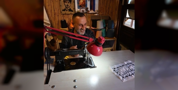 152 yıllık makineyle işlenen ilk Kızılay amblemi bakana hediye edildi
