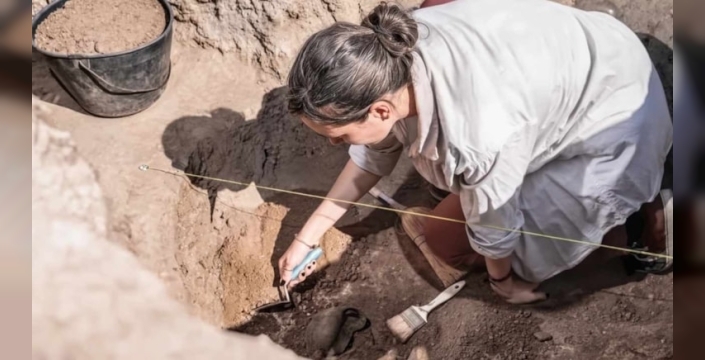 1700 yıllık mezardan çıkan ağıt tüyleri ürpertti