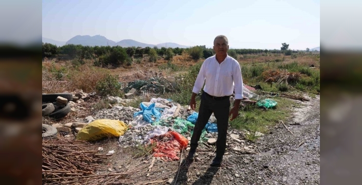 Adana'da dere çevresi çöple kirlendi