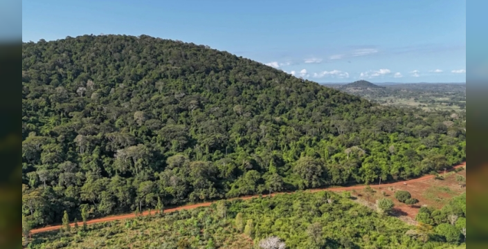 Afrika'da kutsal tepe, maden zengini olduğu için iki ülke arasında çekişme yarattı