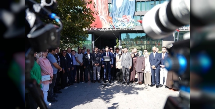 AK Parti, Üsküdar Belediyesi'nde 'hizmetsizlik' protestosu düzenledi