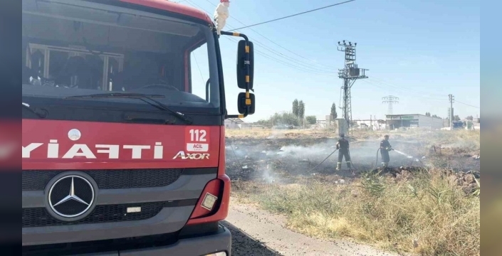 Aksaray'da kuru otlar tutuştu, alan yandı