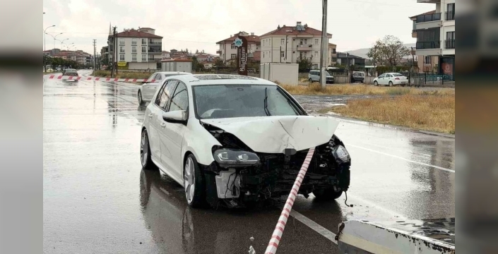 Aksaray'da otomobil direği ve ağacı devirdi: 1 yaralı
