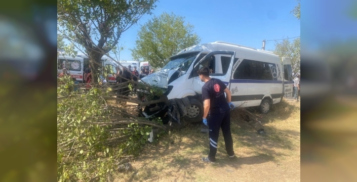 Alaşehir'de minibüs ağaca çarptı: 14 yaralı