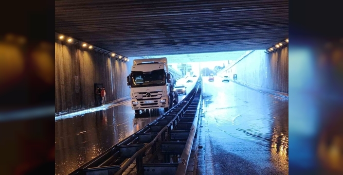 Aydın'da sağanak yağış trafik kazalarına yol açtı