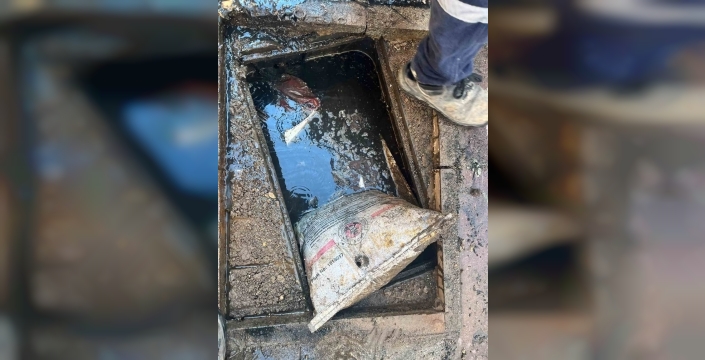 Ayvalık'ta kanalizasyondan çuval kömür çıktı