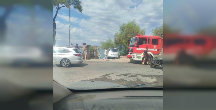 Ayvalık'ta kontrolden çıkan otomobil bahçeye girdi
