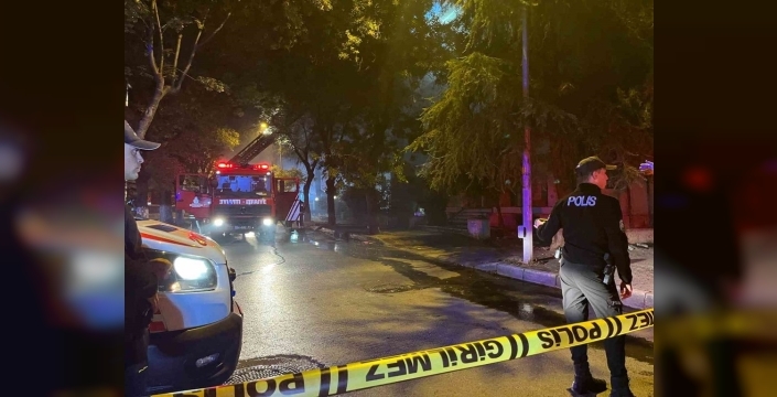Bakırköy'de metruk bina çatısı alev aldı
