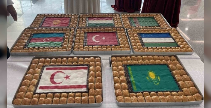 Baklava ustası, dünyanın en büyük baklavasını yaparak rekor kırdı
