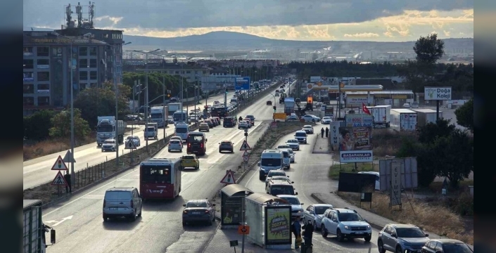 Bandırma'da trafik yoğunluğu sürücülere zorluk çıkarıyor
