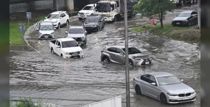 Bangkok'ta muson yağmurları sele neden oldu