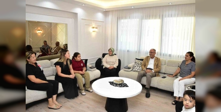 Başkan Yapar depremzede aileleri yeni evlerinde ziyaret etti