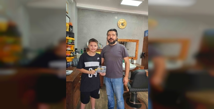 Berber, öğrencilere okul seti hediye etti