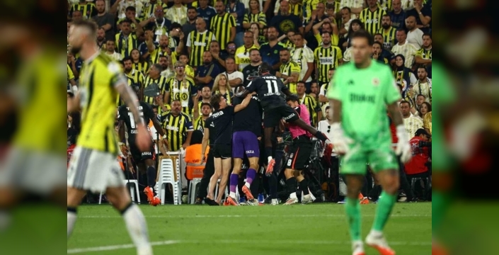 Beşiktaş, Fenerbahçe'yi deplasmanda 2-1 yendi
