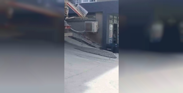 Beton mikseri yola beton döktü