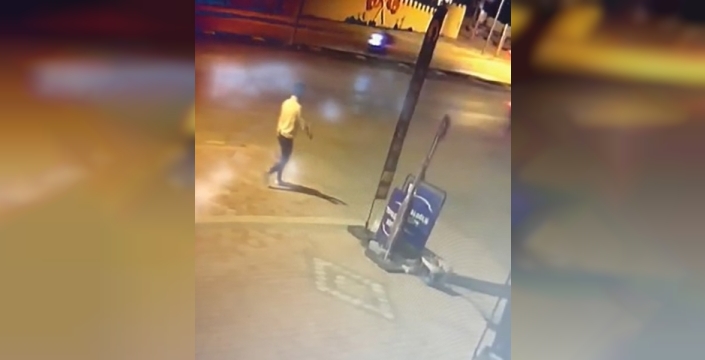 Bilecik'te araçların lastiklerini kesen şahıs kamerada