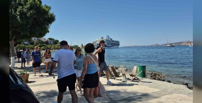 Bodrum'a iki kruvaziyer gemi ile 2 bin 484 turist geldi