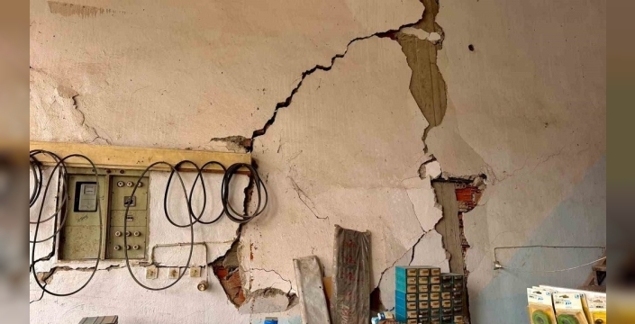 Bolvadin sanayi sitesinde dükkanlar zemine batıyor