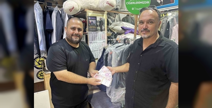 Buca'da esnaf, yanlış havale edilen parayı sahibine ulaştırdı