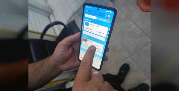 Bucalı esnaf, yanlışlıkla hesabına yatırılan 83 bin lirayı sahibine iade etmek istiyor