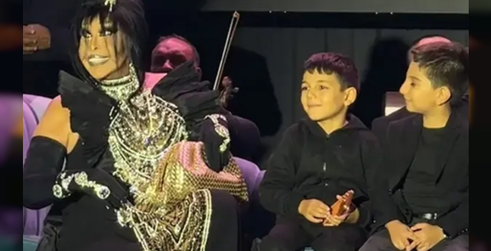 Bülent Ersoy, sahnede iki çocuğa para dağıttı