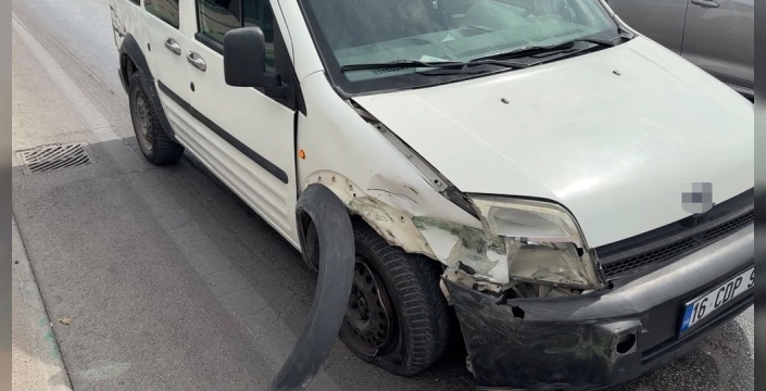 Bursa alt geçidinde iki araç çarpıştı