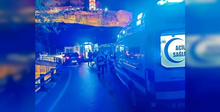 Bursa'da bariyerlere çarpan motosikletteki 3 kişi yaralandı