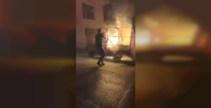 Bursa'da elektrikli kağıt toplama aracı yanarak zarar gördü