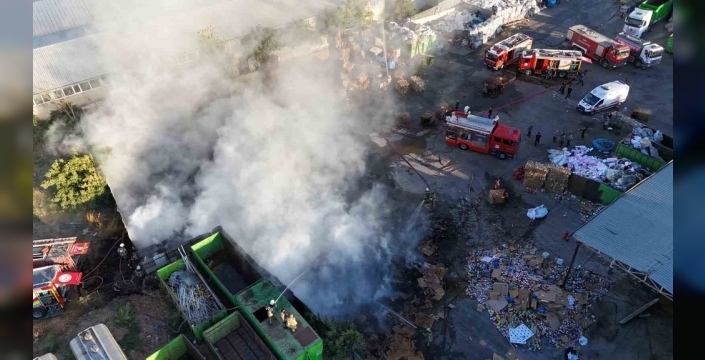 Bursa'da geri dönüşüm deposunda yangın çıktı