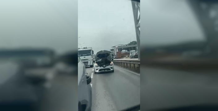 Bursa'da hareket halindeki otomobilde tamir yapıldı