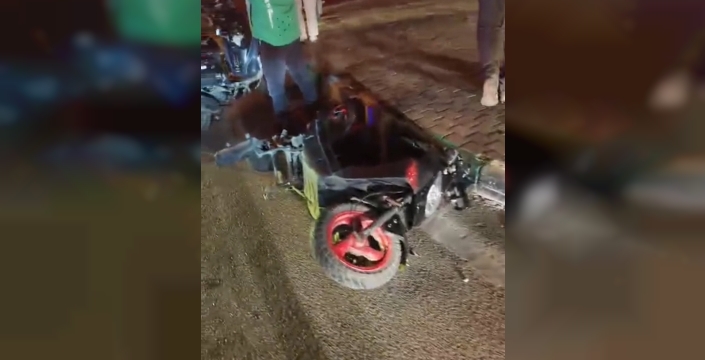 Bursa'da kırmızı ışıkta geçen motosiklete otomobil çarptı