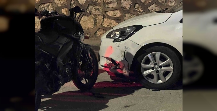 Bursa'da motosiklet park halindeki araca çarptı, 2 yaralı