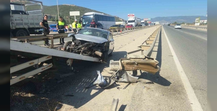 Bursa'da otomobil bariyerlere saplandı, üç kişi yaralandı