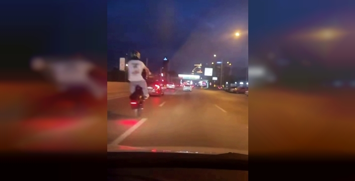 Bursa'da plakasız motosiklet sürücüsü tehlikeli hareketler yaptı