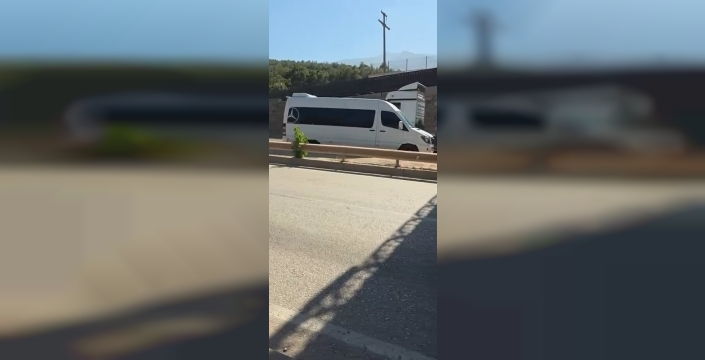 Bursa'da servis minibüsü ters şeride girdi