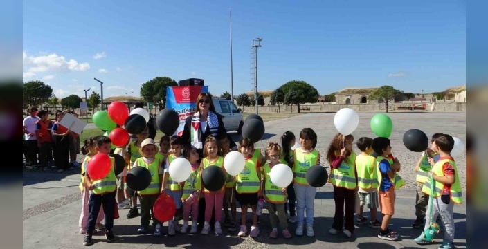 Çanakkale'de çocuk hakları için uçurtmalar uçuruldu