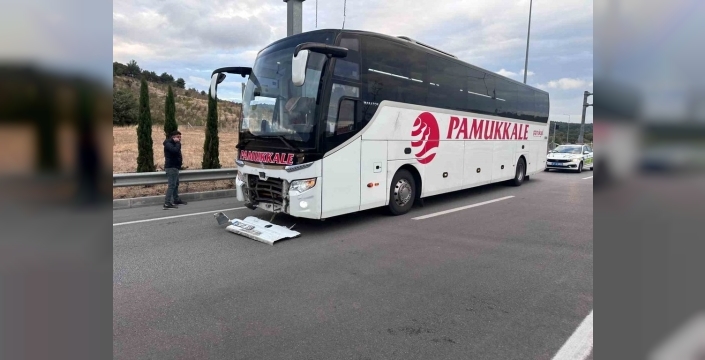 Çanakkale'de otobüs otomobille çarpıştı: 2 ölü