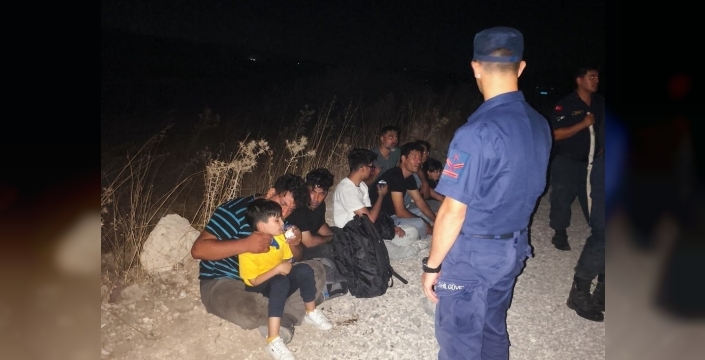 Çeşme'de düzensiz göçmenlerin yardımına ekipler koştu