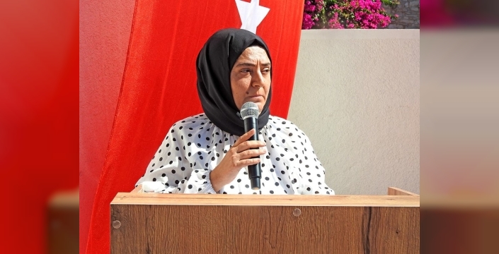 Çeşme'de ilköğretim haftası yenilenen okulda kutlandı