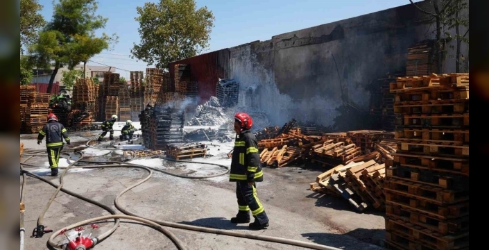 Denizli'de palet fabrikasında yangın çıktı