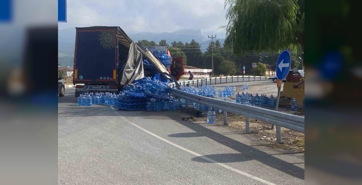 Denizli'de su yüklü tır virajda devrildi