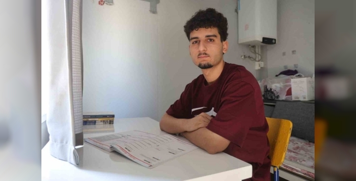 Depremzede Hasan, perdeyle bölünen konteynerde tıp fakültesini kazandı