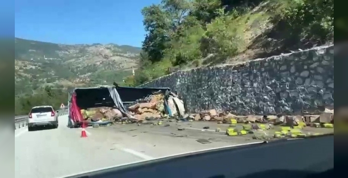 Devrek'te zeytinyağı yüklü tır kaza yaptı: 1 ölü, 1 yaralı