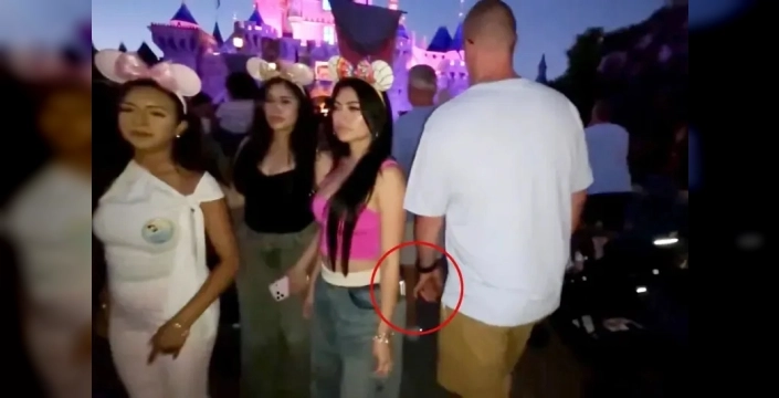 Disneyland'da canlı yayın sırasında taciz iddiası