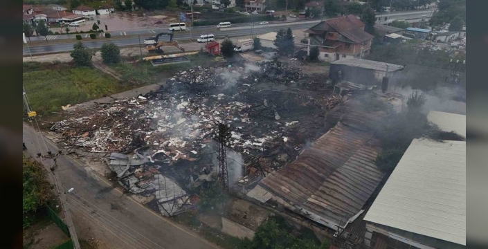 Düzce'deki kapı fabrikasındaki yangın havadan görüntülendi