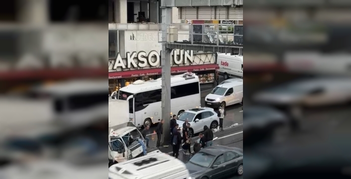 E-5 karayolunda kaza: Şoföre çevredekiler müdahale etti